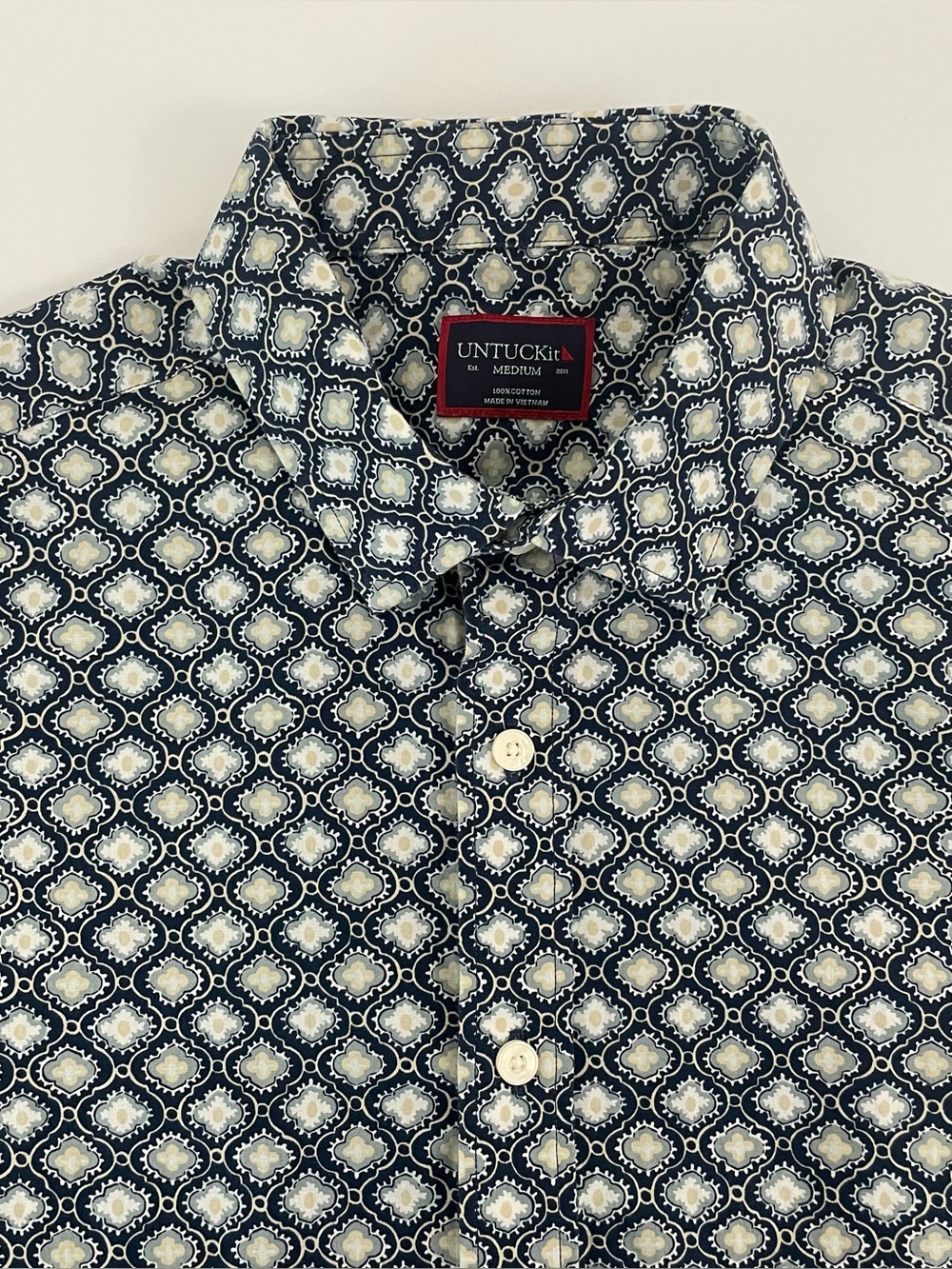 UNTUCKit Men's M Blue/White Geometric Short Sleeve Cotton Button-Up Shirt